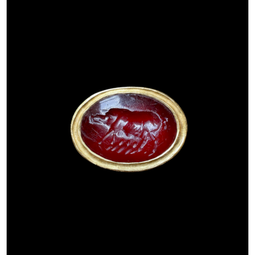 A modern gold ring set with a Roman carnelian intaglio. Sow.